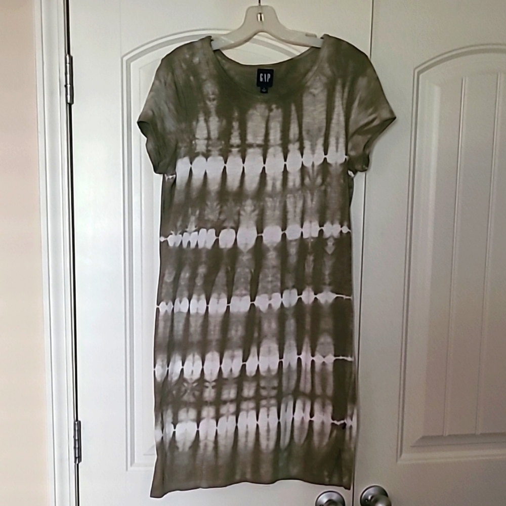 GAP small, olive stripe, t-shirt,tie dye dress.